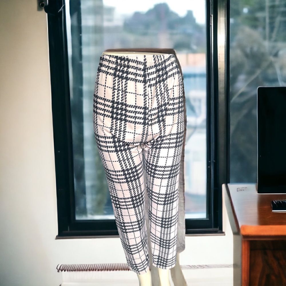 Black & Cream plaid patterned Pants
Soft stretch l Plus l Business or Casual
EUC